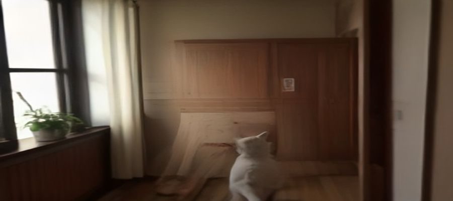 家庭厨房烤箱旁摆放着腌制好的猪肉棒原料，色泽红润、酱料均匀，旁边有竹签和调料瓶，温馨家庭料理氛围